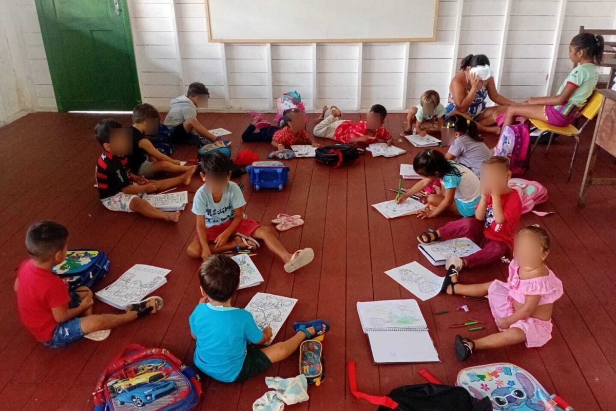 falta de carteiras em escola ribeirinha de Breves, denuncia Sintepp Divulgação /