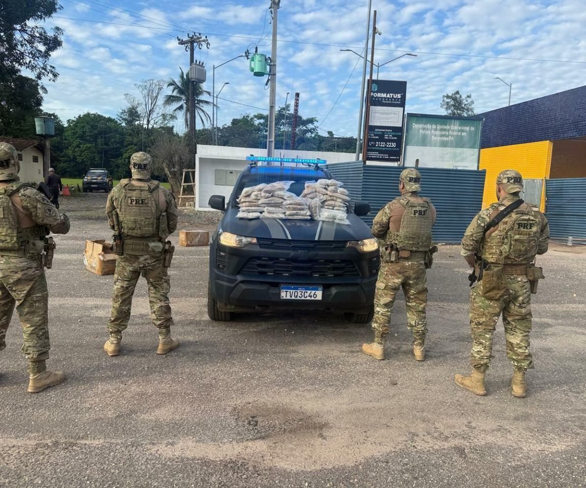 volta das 7h, os agentes abordaram um caminhão. Durante a fiscalização do tacógr
