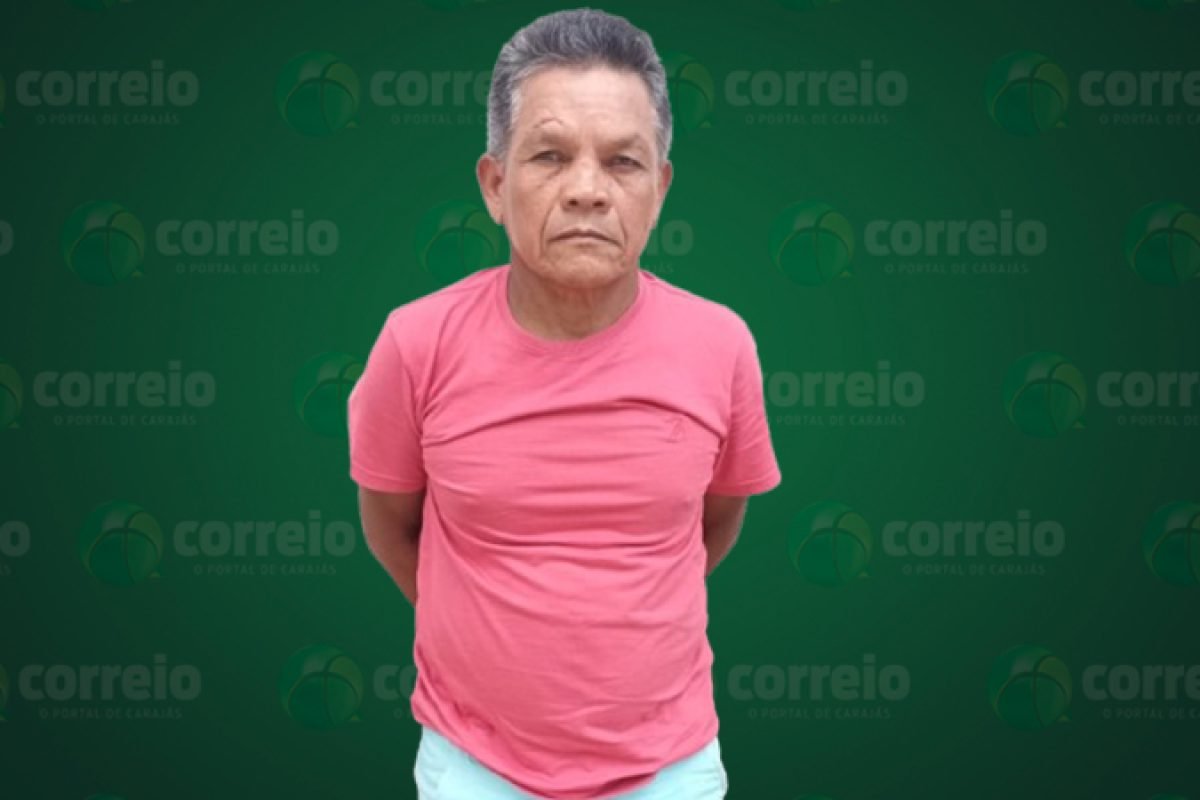 Homem com camiseta rosa e cabelo grisalho em fundo verde com logo de jornal.