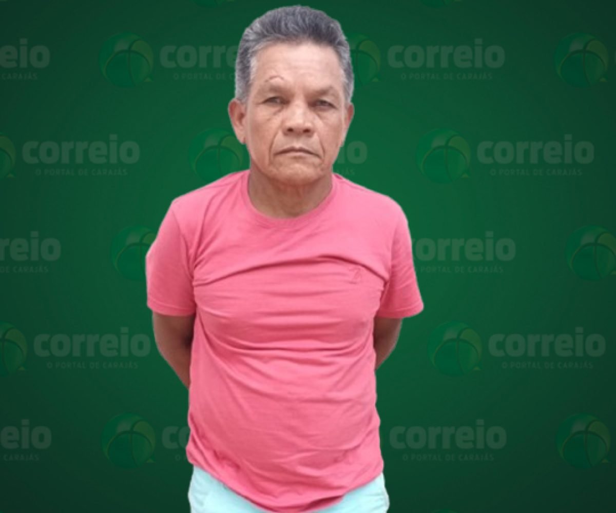 Homem com camiseta rosa e cabelo grisalho em fundo verde com logo de jornal.