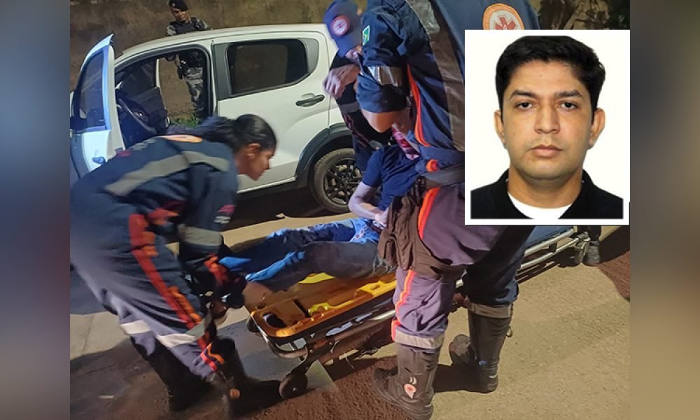 Homem sendo socorrido por equipe de resgate em maca, com carro e policial ao fundo, e foto de outro homem em destaque.