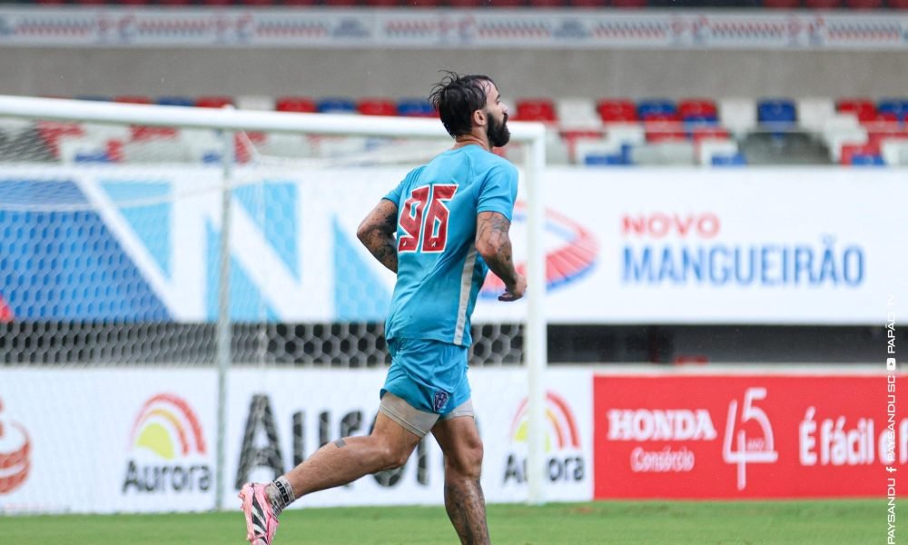 um atleta, a ruptura do ligamento cruzado anterior (LCA) do joelho esquerdo , em