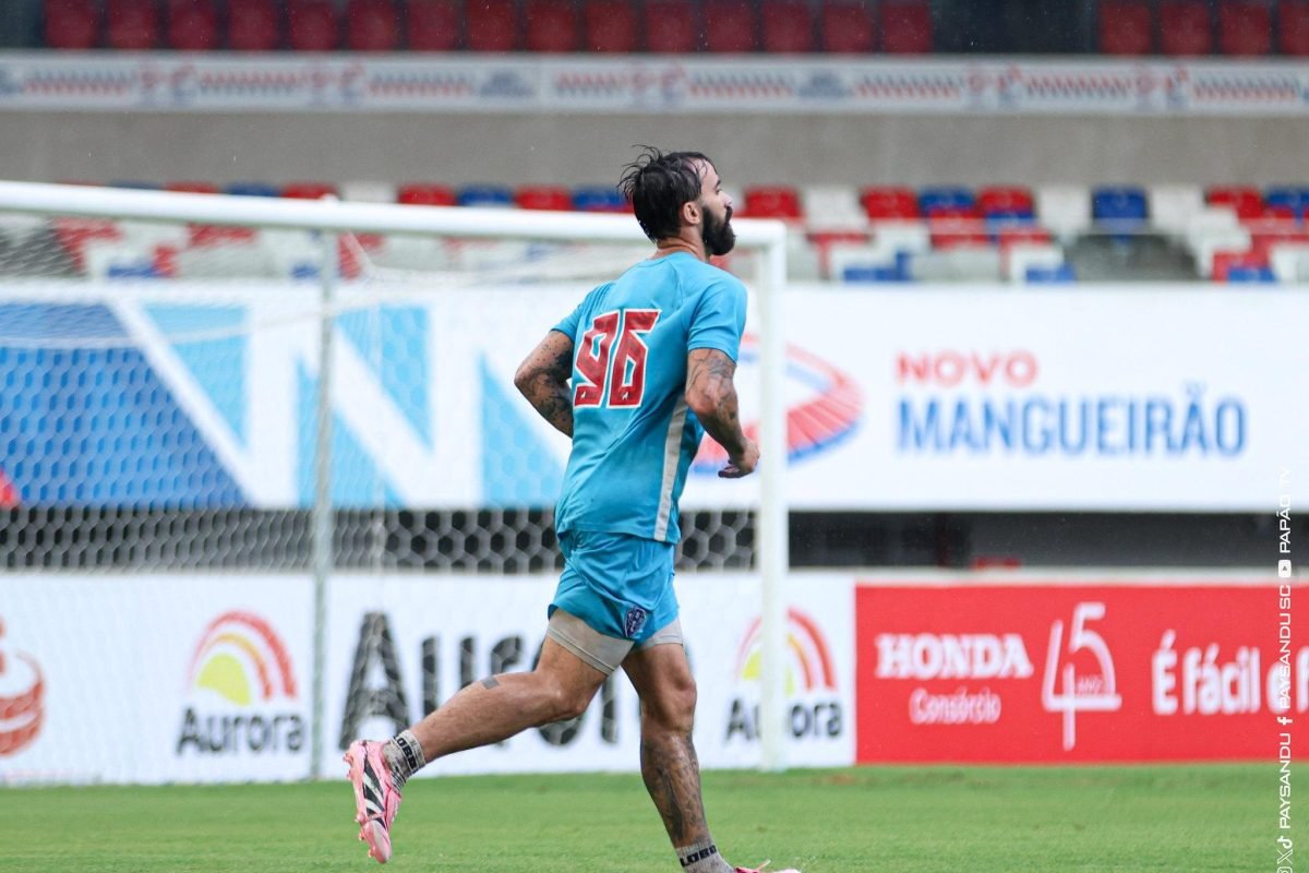 um atleta, a ruptura do ligamento cruzado anterior (LCA) do joelho esquerdo , em
