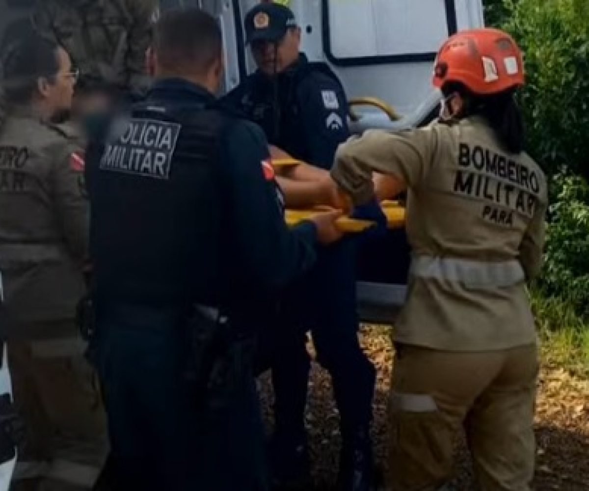 Equipe de resgate colocando pessoa em maca na ambulância dos Bombeiros.