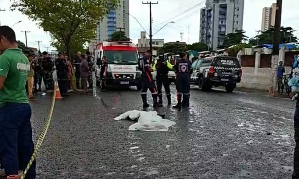 ônibus na faixa de pedestres Imagens de câmeras de segurança registraram o momen
