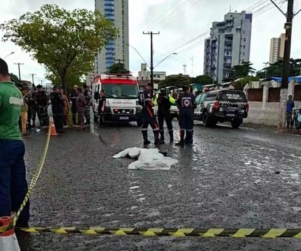 ônibus na faixa de pedestres Imagens de câmeras de segurança registraram o momen