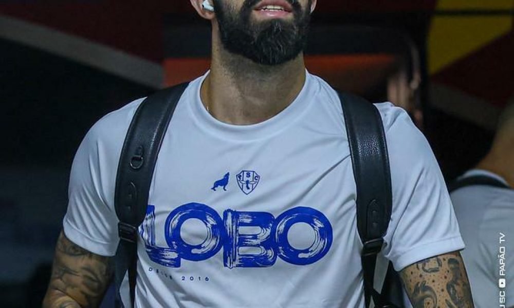 conta de grave lesão no joelho, quando rompeu o ligamento cruzado em partida do