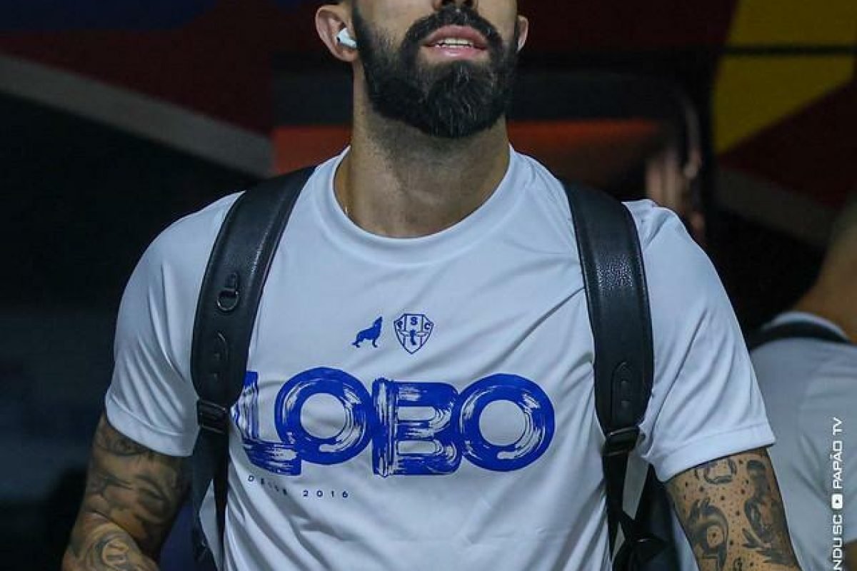 conta de grave lesão no joelho, quando rompeu o ligamento cruzado em partida do