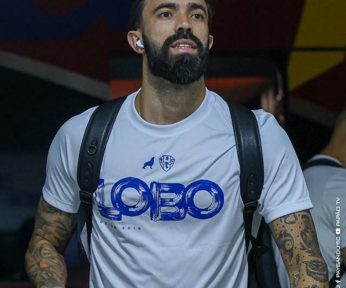 conta de grave lesão no joelho, quando rompeu o ligamento cruzado em partida do