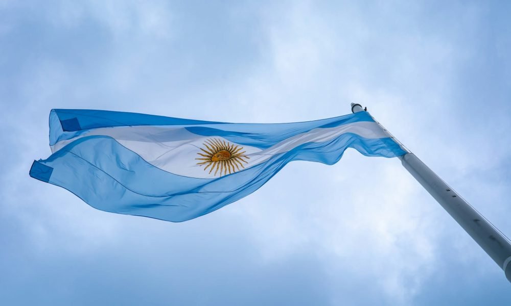 Na imagem, bandeira da Argentina; dados sobre a economia do país foram divulgados pelo Instituto Nacional de Estatística e Censos