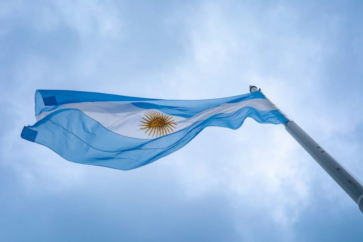 Na imagem, bandeira da Argentina; dados sobre a economia do país foram divulgados pelo Instituto Nacional de Estatística e Censos