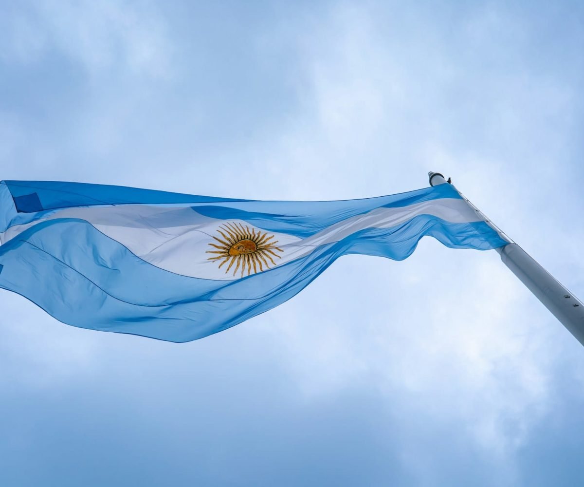 Na imagem, bandeira da Argentina; dados sobre a economia do país foram divulgados pelo Instituto Nacional de Estatística e Censos