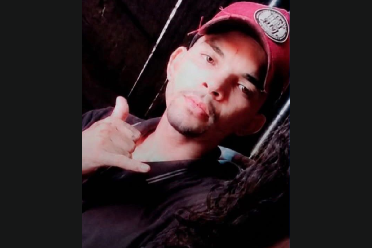 vários disparos de arma de fogo. Não há informações sobre quem cometeu o homicíd