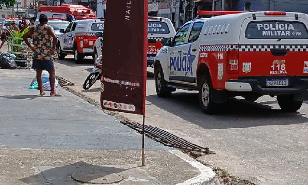 suspeitos que chegaram em uma motocicleta. Os baleados ainda foram socorridos, m