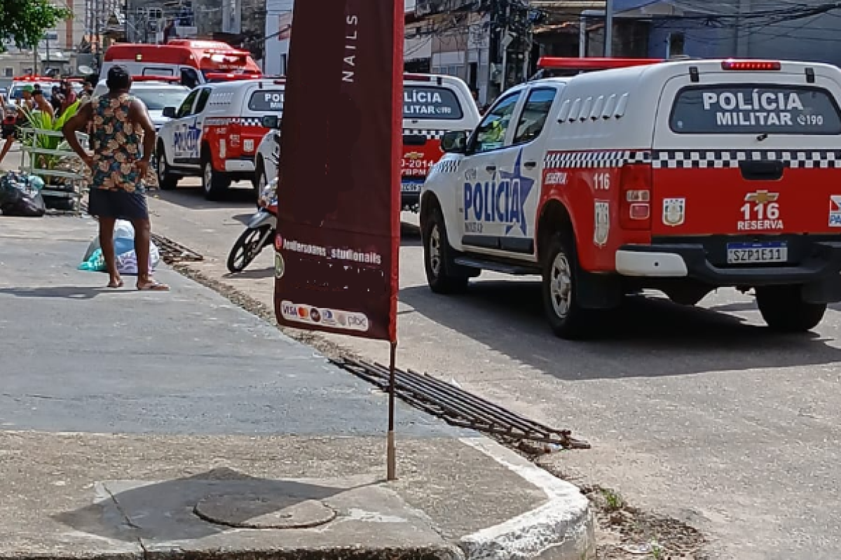 suspeitos que chegaram em uma motocicleta. Os baleados ainda foram socorridos, m