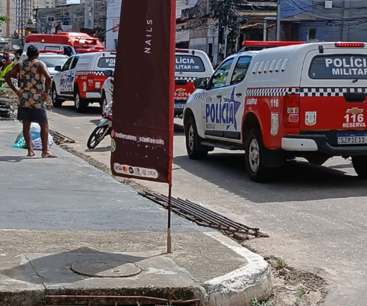 suspeitos que chegaram em uma motocicleta. Os baleados ainda foram socorridos, m