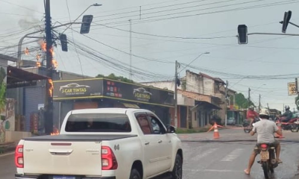 circuito provoca incêndio em dois postes e deixa trecho interditado em Santarém Victor Sousa/TV Tapaj