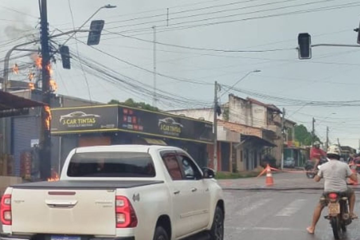 circuito provoca incêndio em dois postes e deixa trecho interditado em Santarém Victor Sousa/TV Tapaj