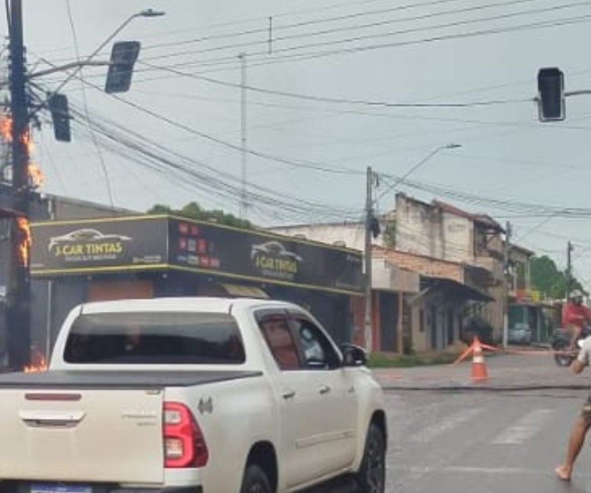circuito provoca incêndio em dois postes e deixa trecho interditado em Santarém Victor Sousa/TV Tapaj