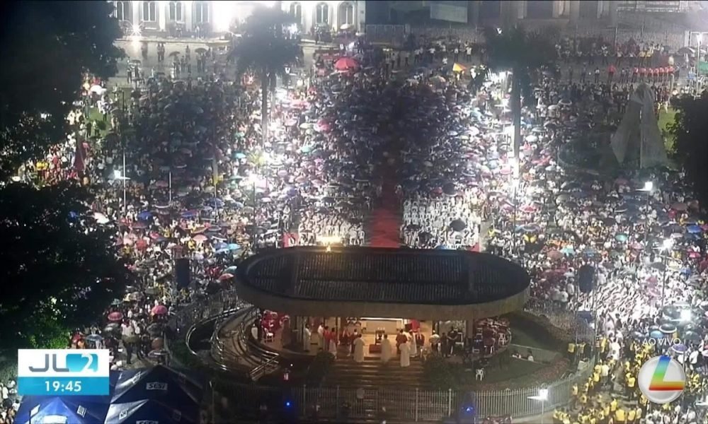 Celebração reúne centenas de fiéis na praça da Basílica Santuário em Belém