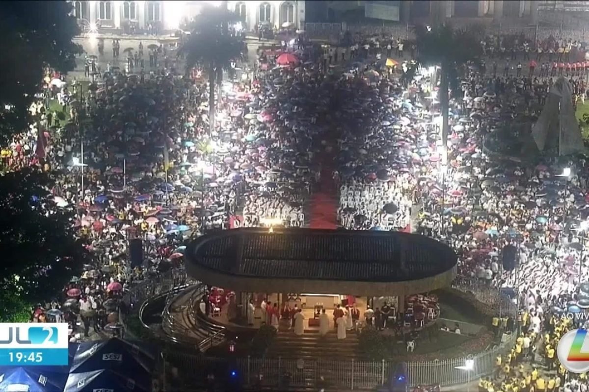 Celebração reúne centenas de fiéis na praça da Basílica Santuário em Belém