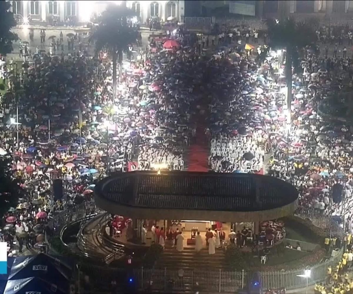Celebração reúne centenas de fiéis na praça da Basílica Santuário em Belém
