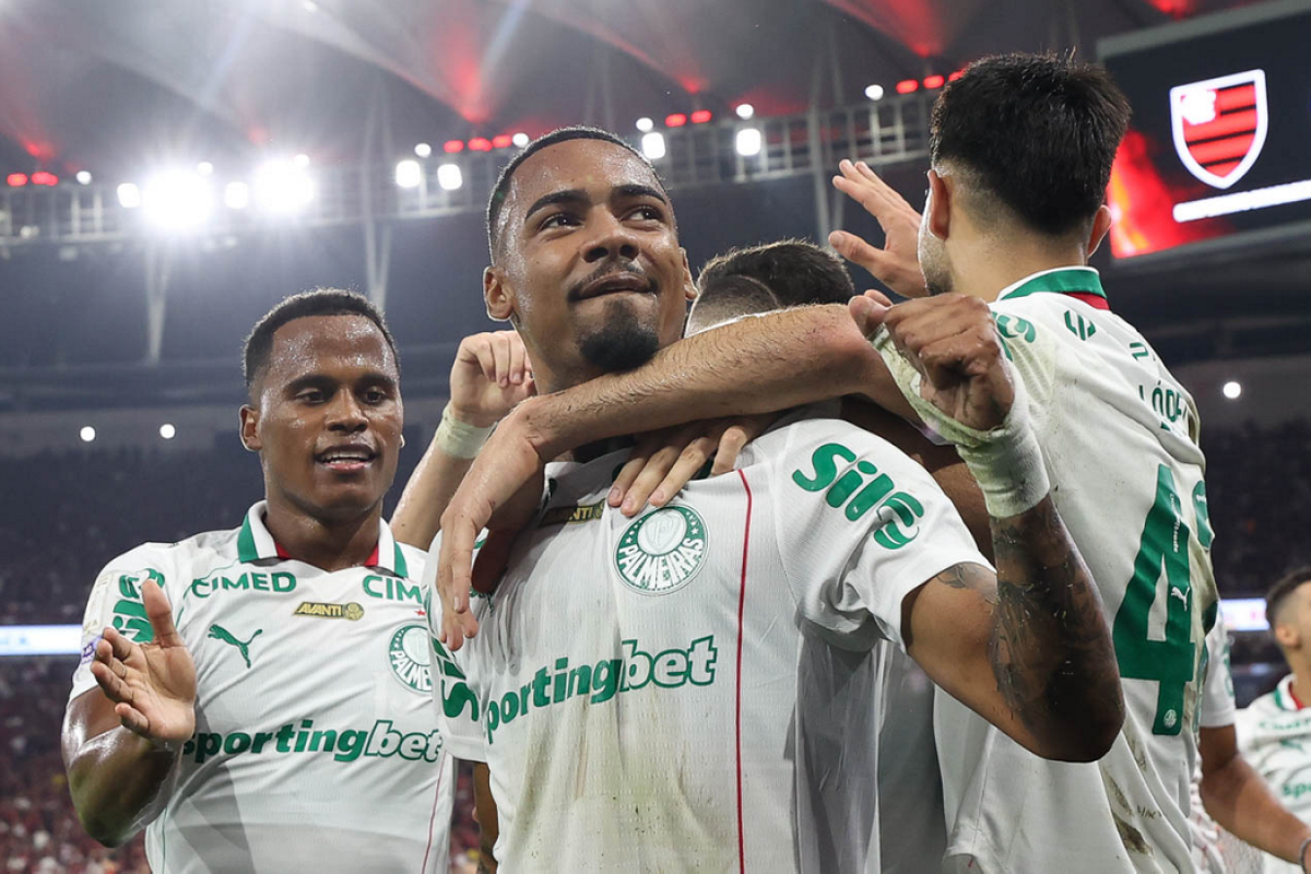Palmeiras vence Flamengo no Maracanã e dispara na ponta do Brasileirão
