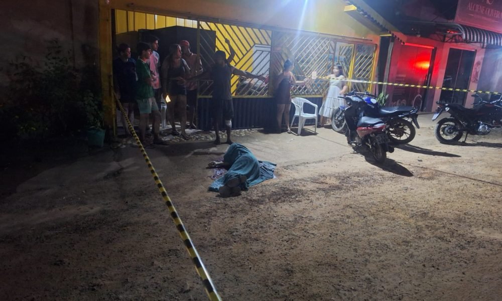 volta de 19 horas, Wilcles Lima eestava na frente da casa da mãe quando os assas