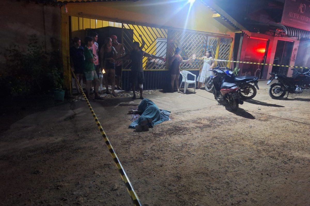 volta de 19 horas, Wilcles Lima eestava na frente da casa da mãe quando os assas