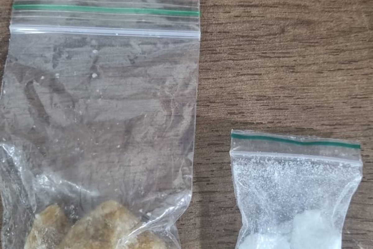 tráfico de drogas na madrugada deste sábado (23), dentro de um estabelecimento c