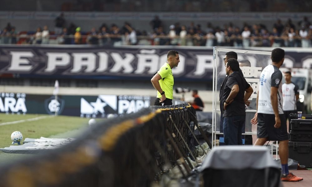 conta de um gesto obsceno após uma disputa de bola próxima da grande área. Inici