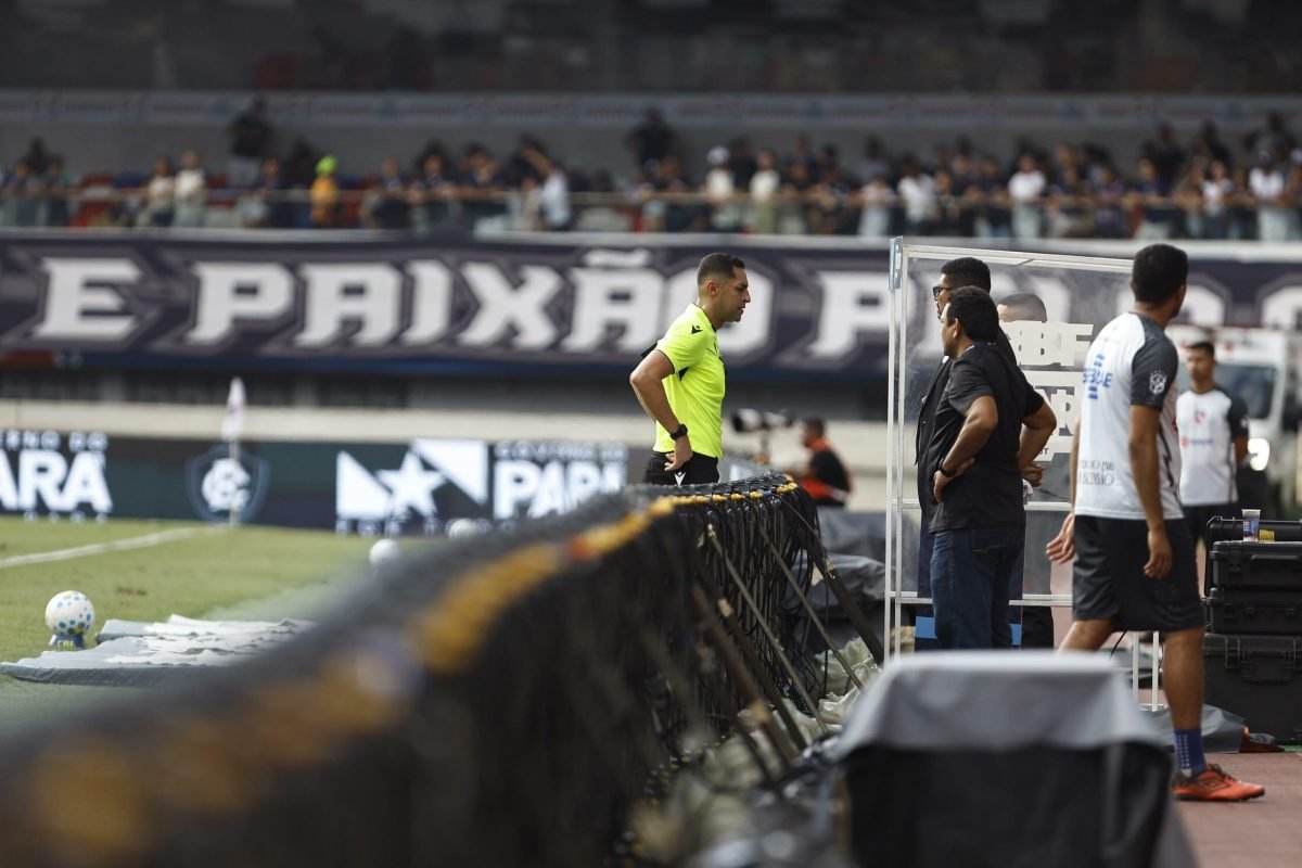 conta de um gesto obsceno após uma disputa de bola próxima da grande área. Inici