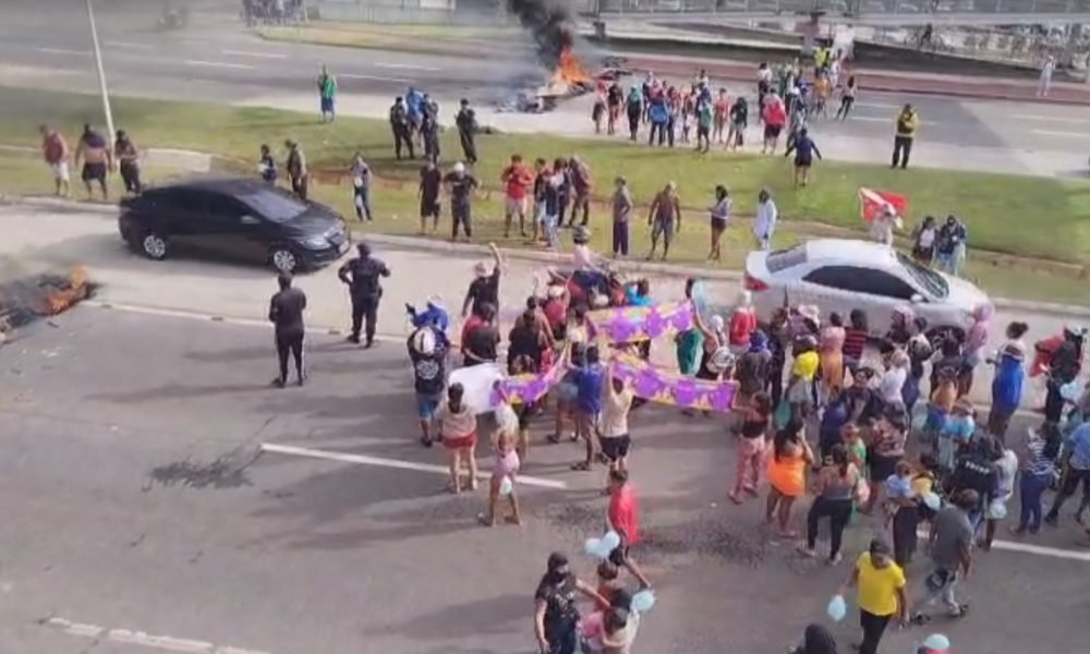 dezenas de famílias na cidade. O bloqueio foi montado no km 10 da BR-316, em fre