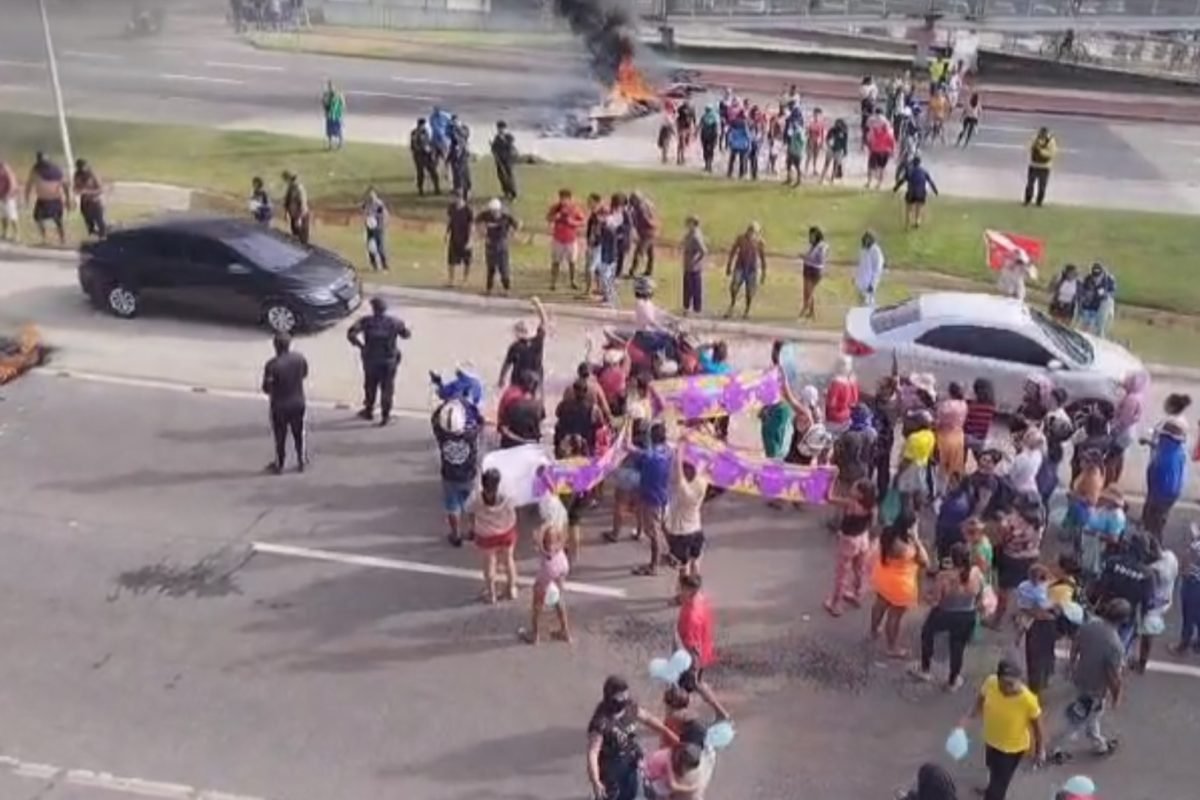 dezenas de famílias na cidade. O bloqueio foi montado no km 10 da BR-316, em fre