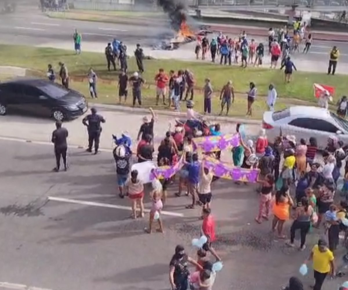 dezenas de famílias na cidade. O bloqueio foi montado no km 10 da BR-316, em fre