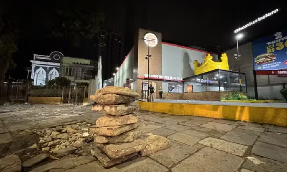 Burger King em Belém é multado em R$ 30 mil e tem obra embargada por destruir calçada histórica