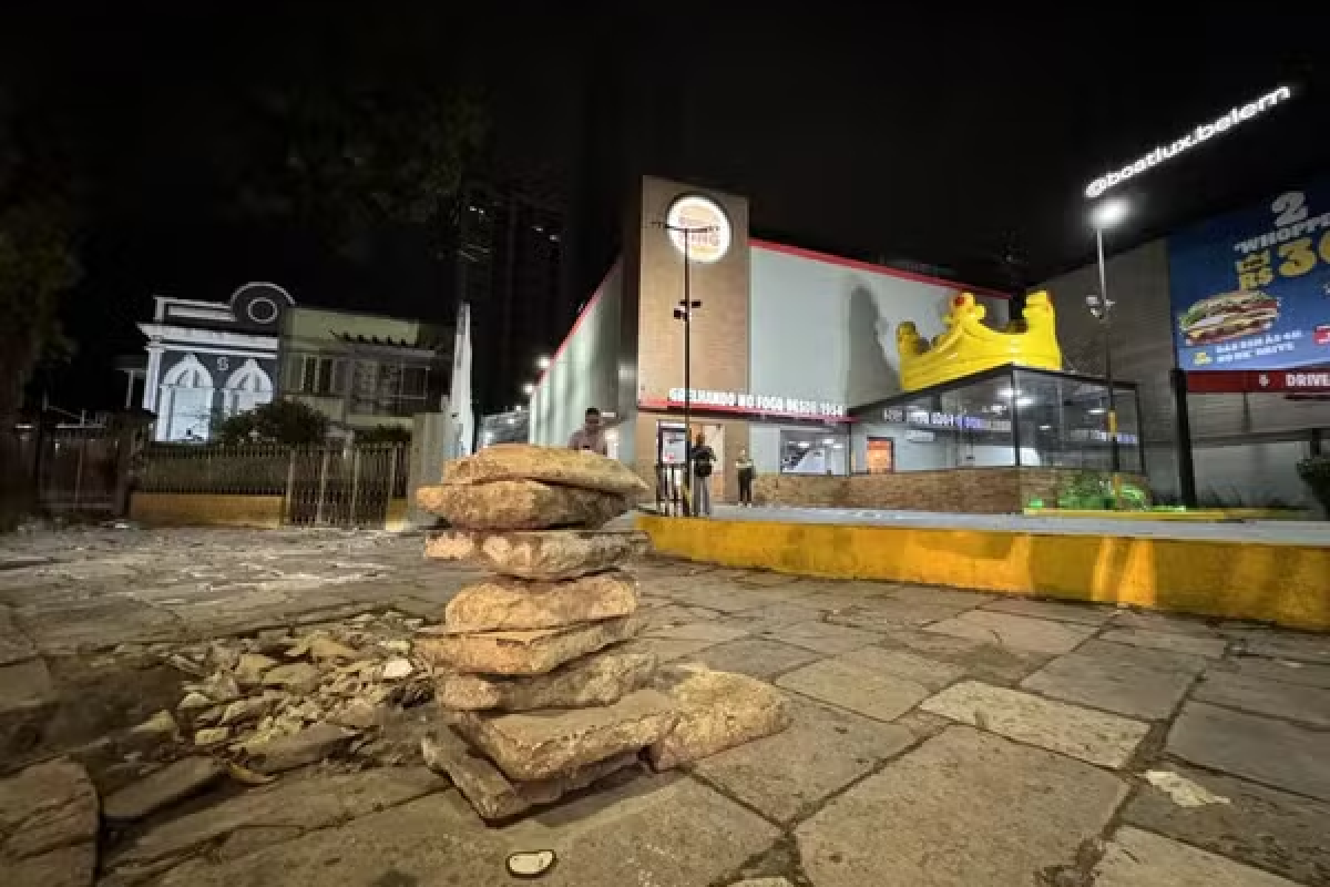 Burger King em Belém é multado em R$ 30 mil e tem obra embargada por destruir calçada histórica