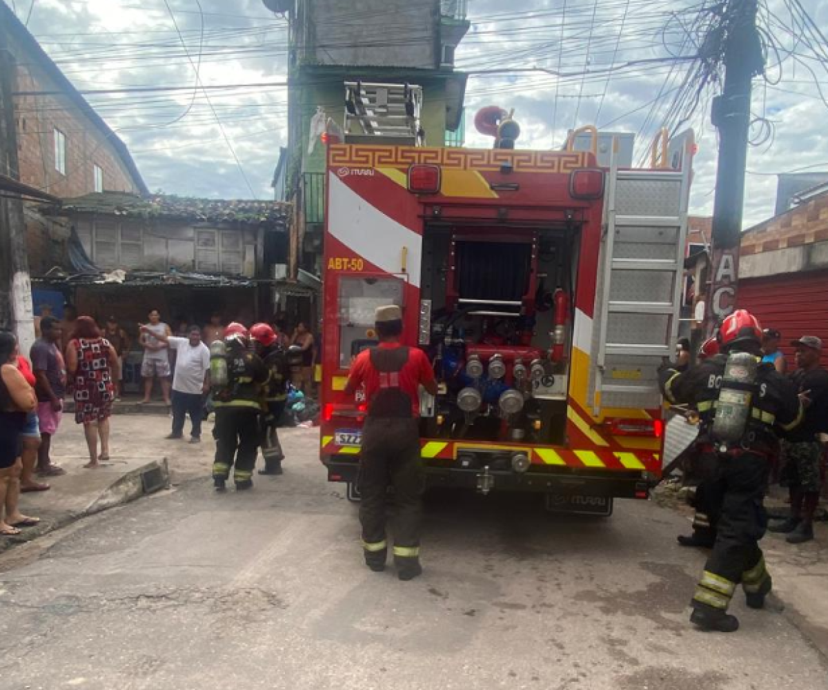 volta das 8h e rapidamente se espalhou pelos imóveis, provocando intensa fumaça