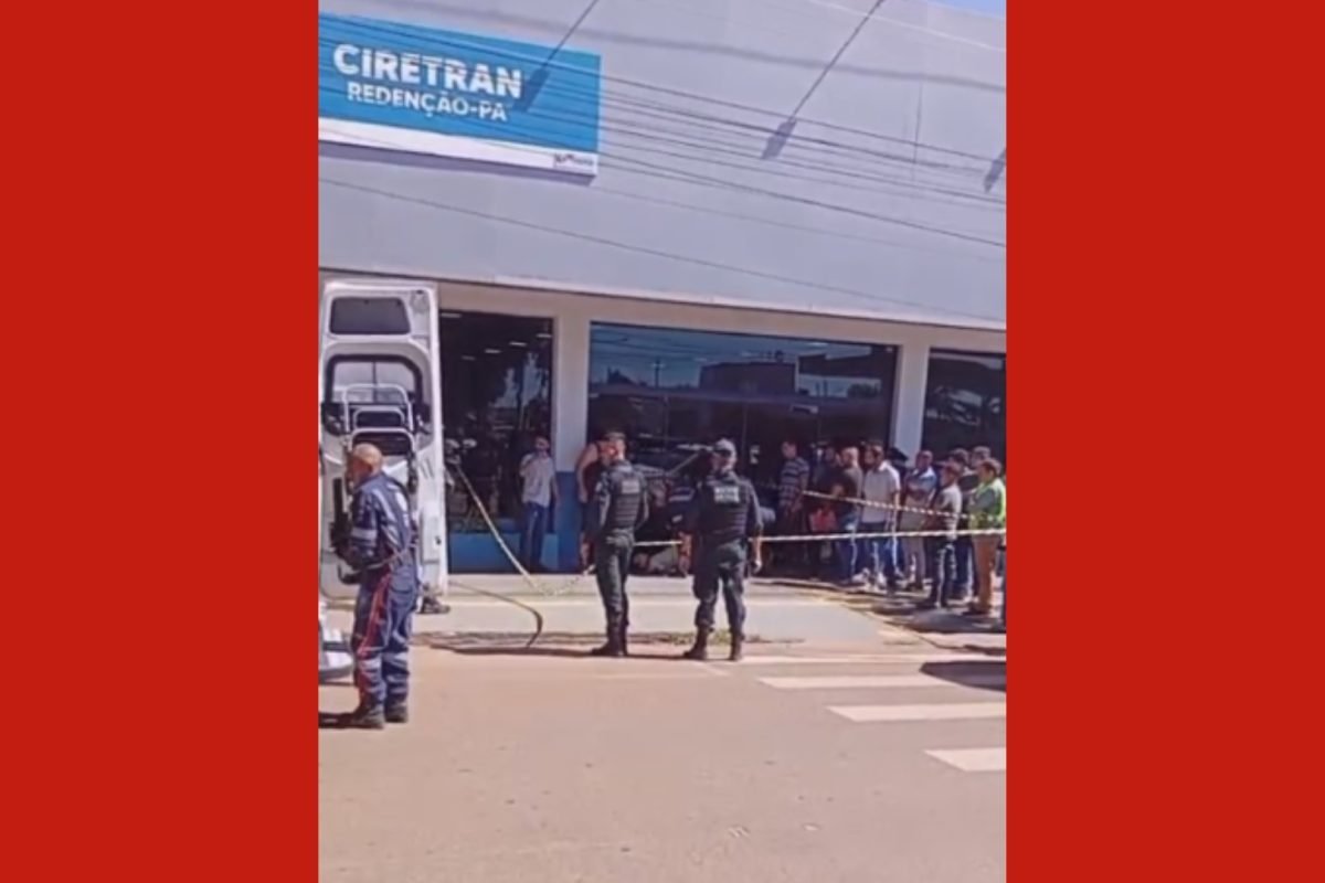 um homem que chegou à loja de conveniência onde Wherliques estava e atirou vária