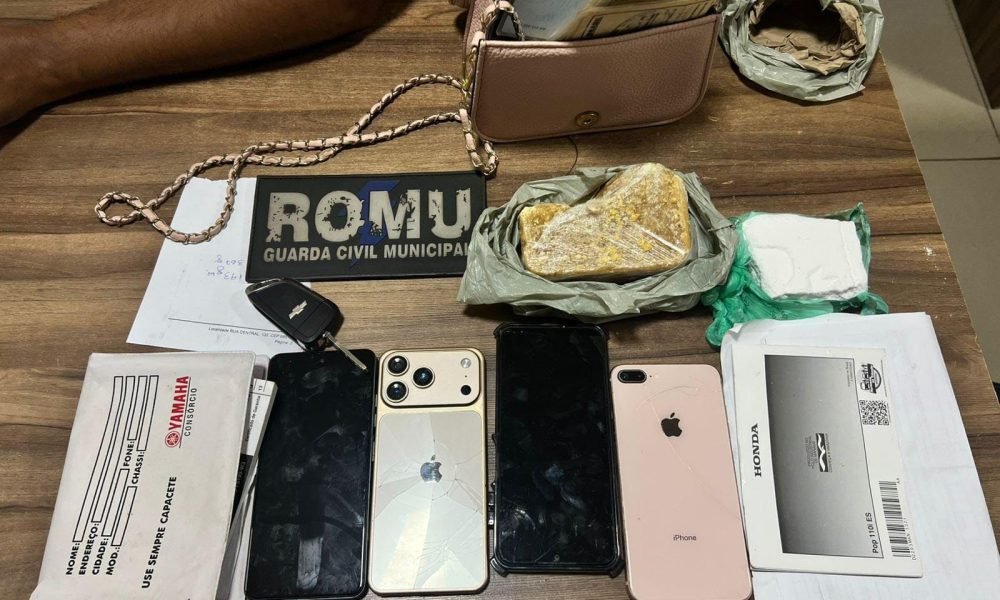 tas da casa abertas. Na garagem do imóvel, a equipe encontrou uma caminhonete Ch