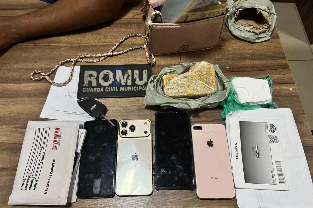 tas da casa abertas. Na garagem do imóvel, a equipe encontrou uma caminhonete Ch