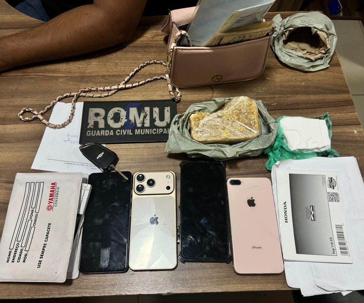 tas da casa abertas. Na garagem do imóvel, a equipe encontrou uma caminhonete Ch