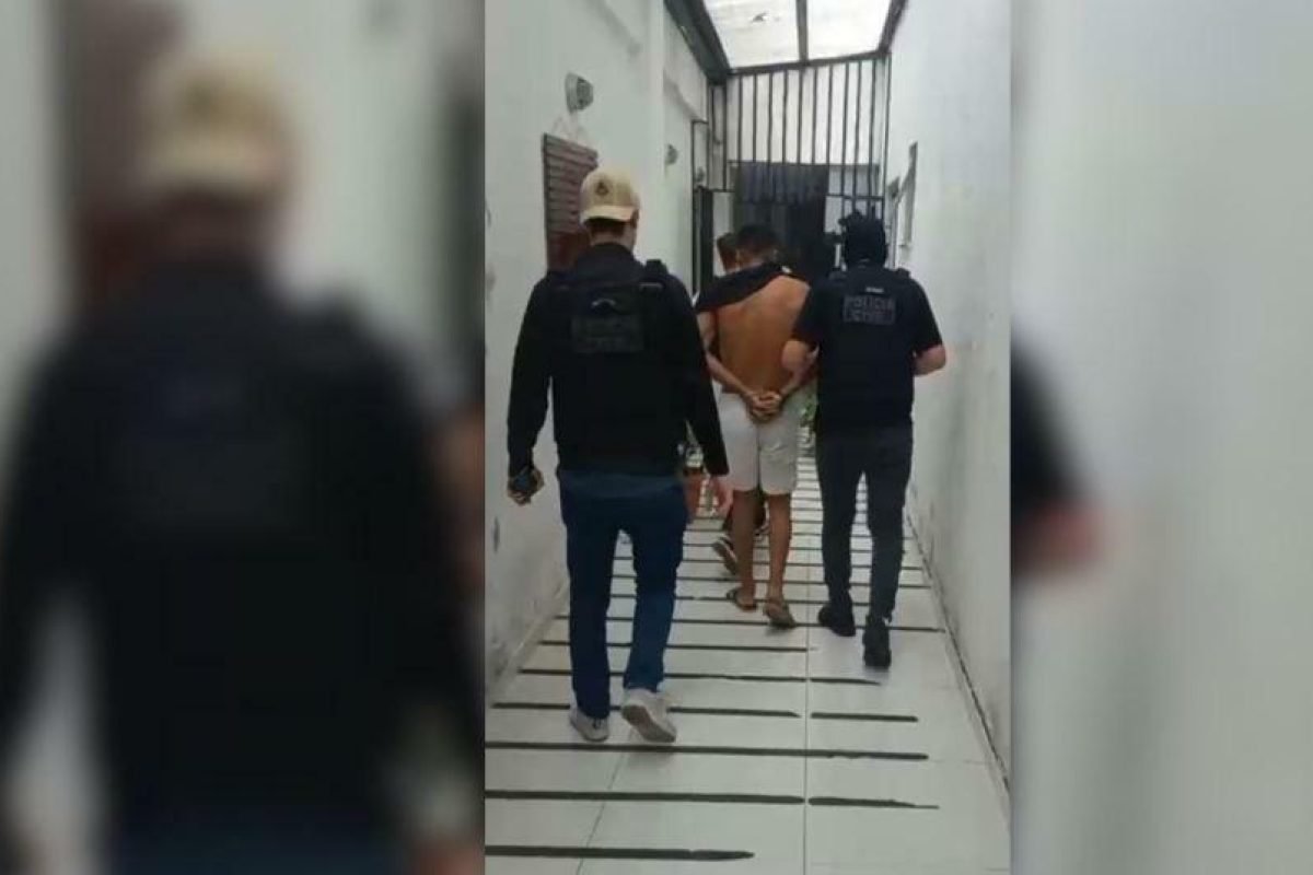 três dias e realizou procedimento cirúrgico em razão das lesões sofridas nos ded