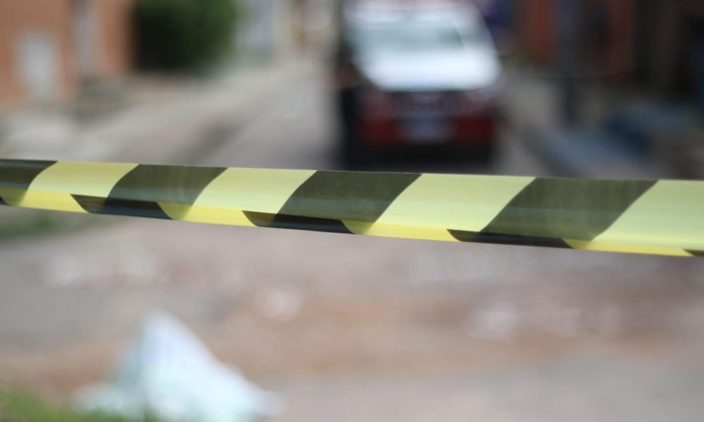 meio de nota, que o caso segue em investigação. “Foi apreendida uma arma de fogo