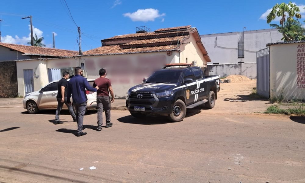 Viaturas da Polícia Civil e agentes em uma rua de bairro residencial.