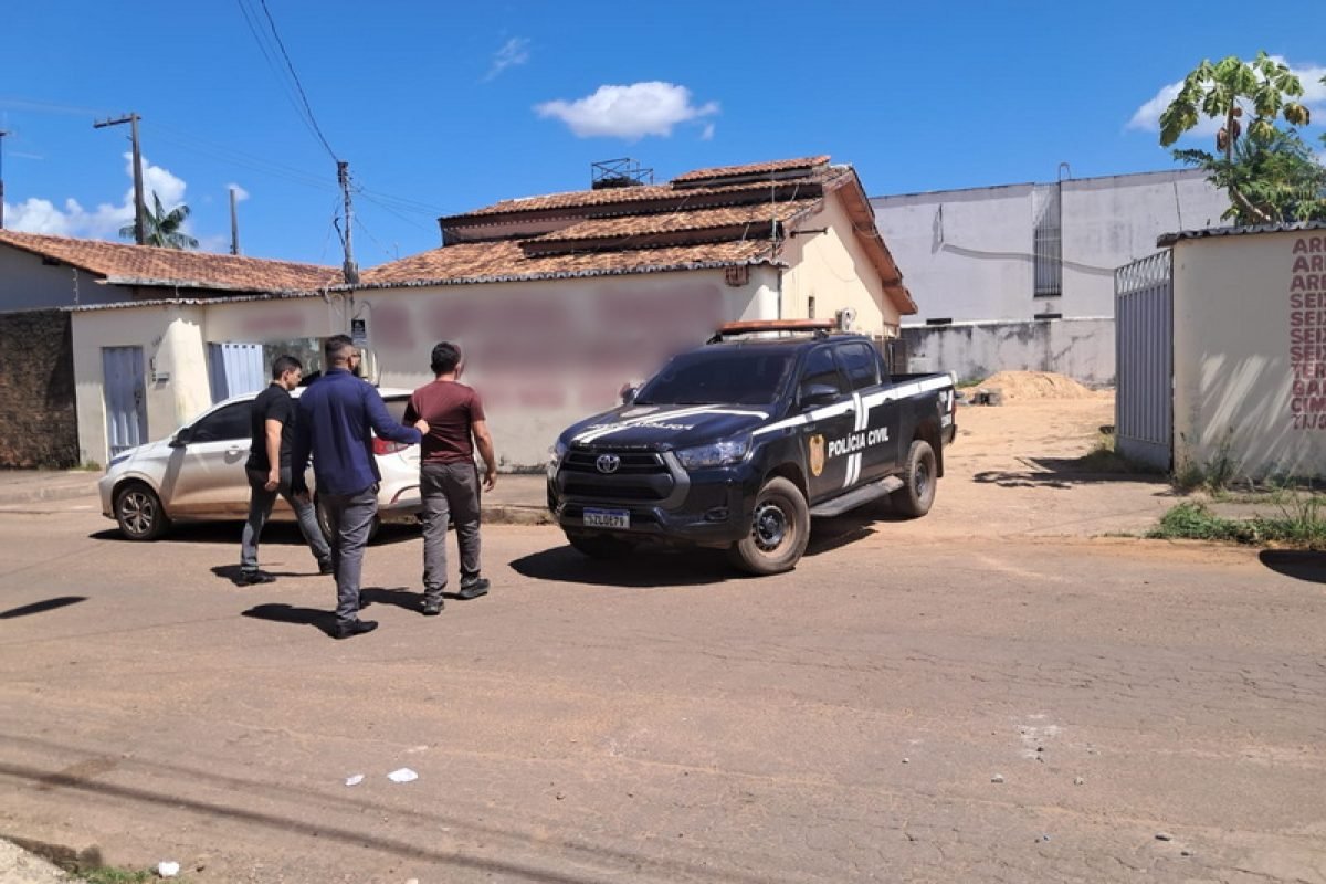 Viaturas da Polícia Civil e agentes em uma rua de bairro residencial.