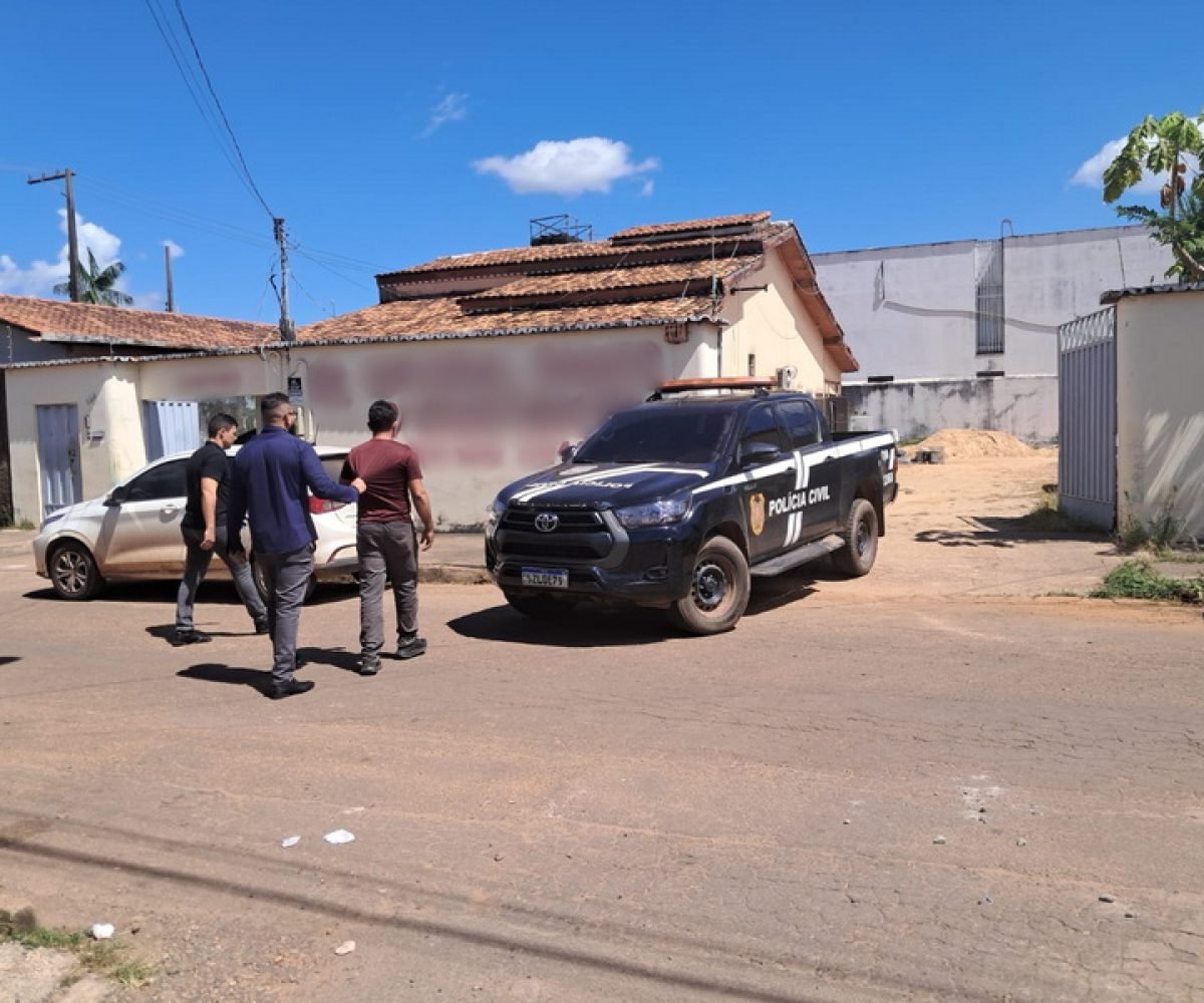 Viaturas da Polícia Civil e agentes em uma rua de bairro residencial.