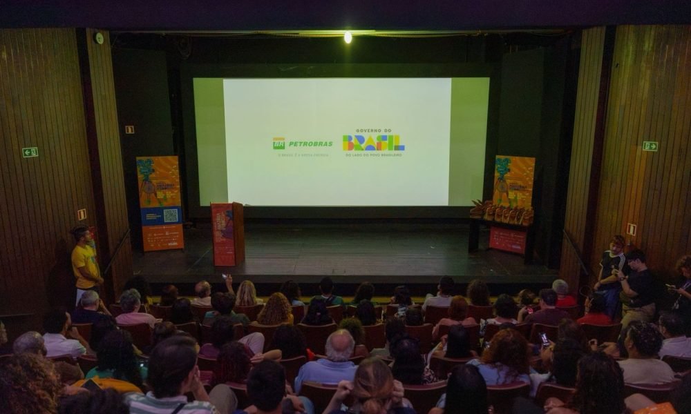 âneo. A diretora do festival, Zienhe Castro, destaca o caráter de reencontro da