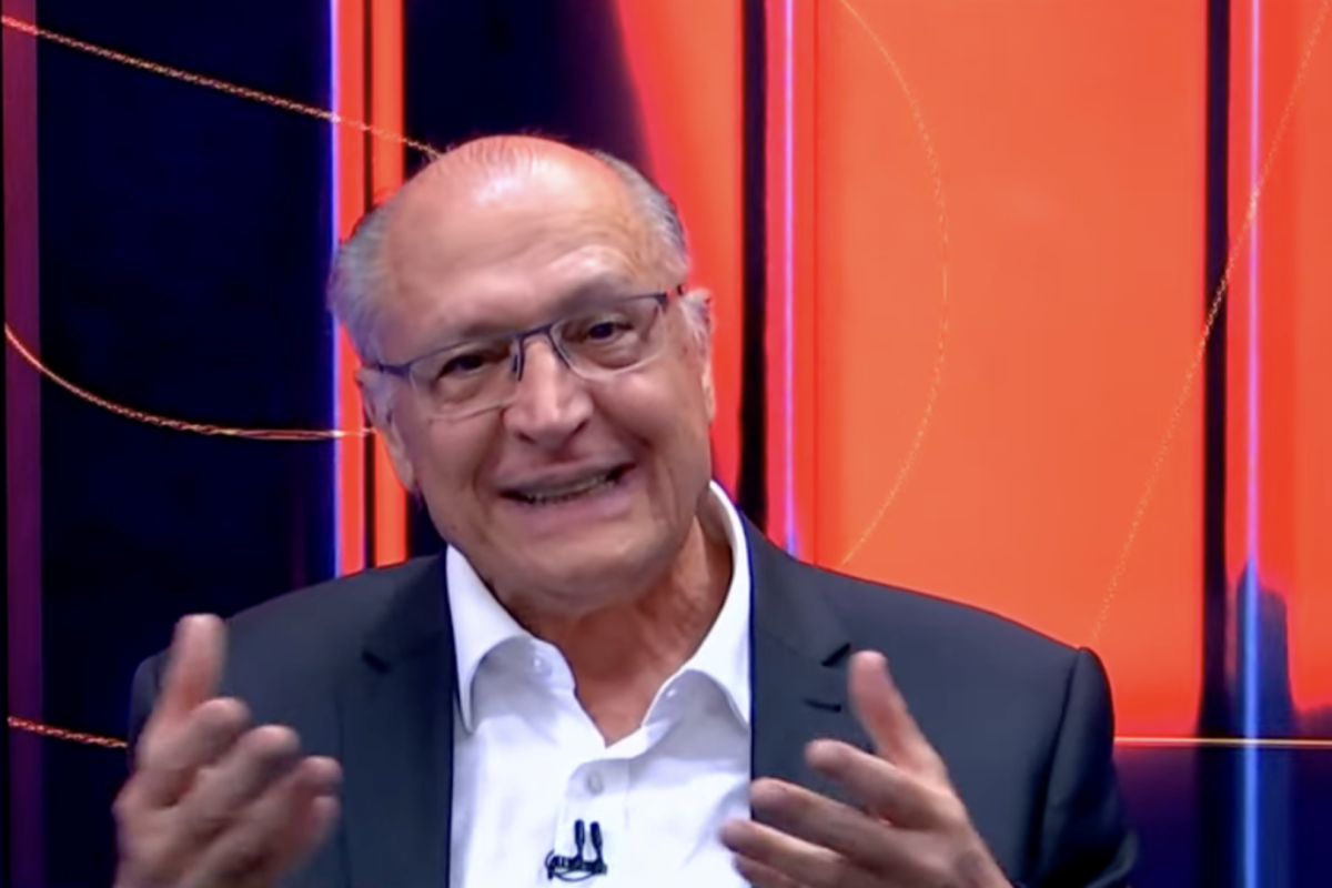 Alckmin (na foto) subiu ao palco durante festa do "Uol" e defendeu a democracia