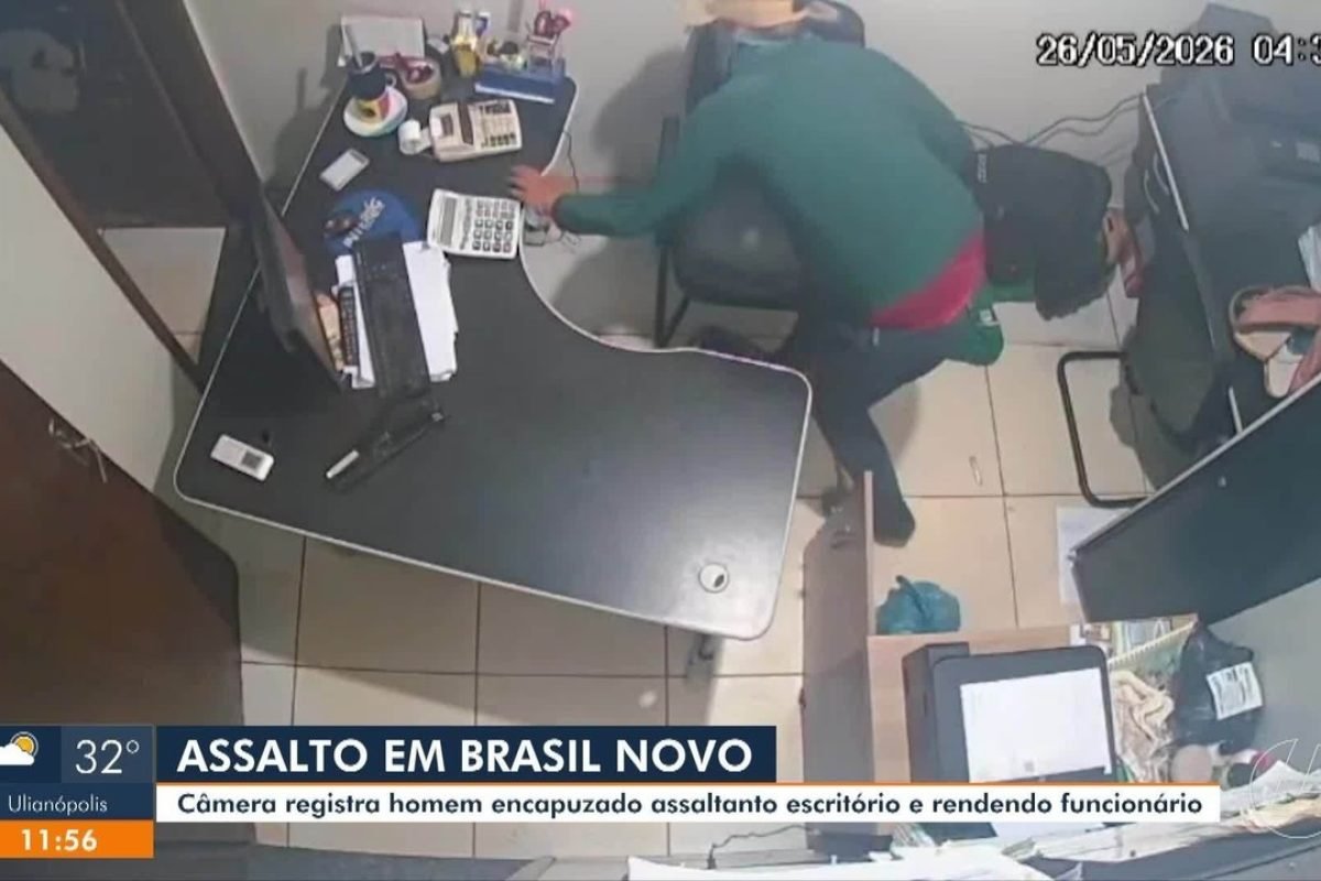 Homem encapuzado é flagrado assaltando escritório e rendendo funcionário, em Brasil Novo